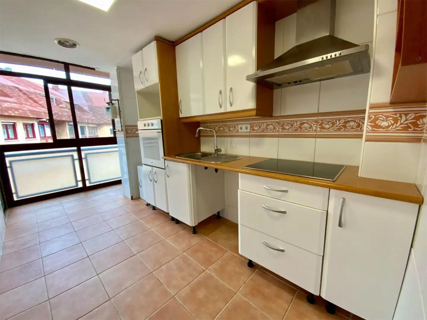 Piso en venta en Calle Rosalía de Castro, 21, Casco Antiguo Cocina de Piso en venta en Majadahonda con Terraza y Piscina
