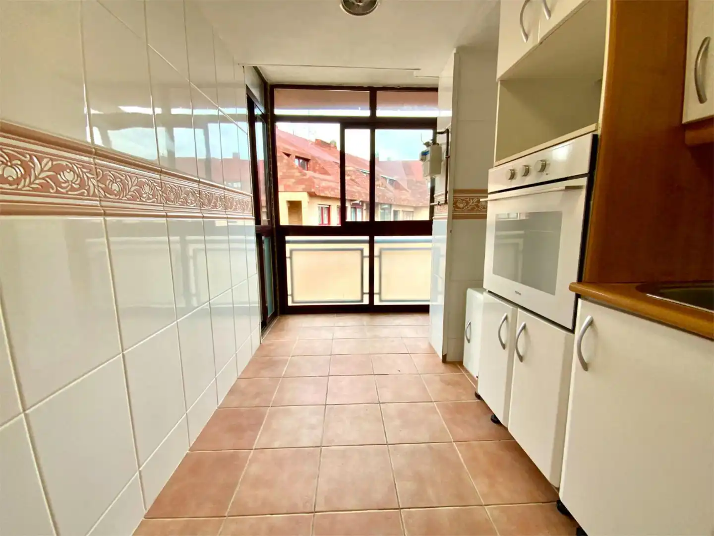 Piso en venta en Calle Rosalía de Castro, 21, Casco Antiguo Cocina de Piso en venta en Majadahonda con Terraza y Piscina