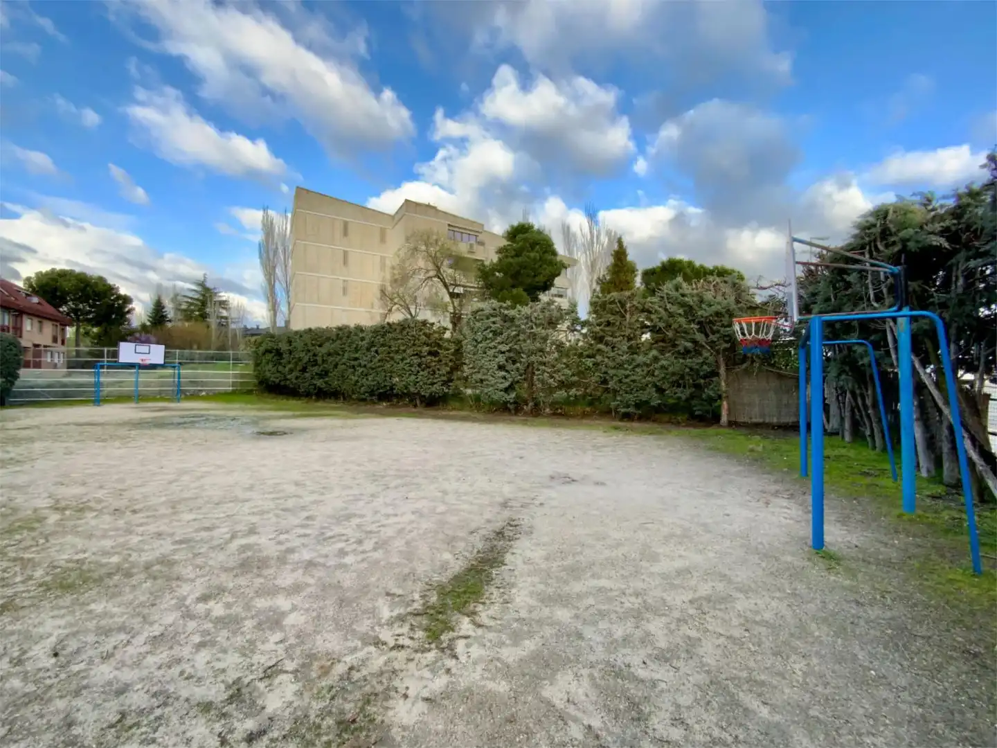 Piso en venta en Calle Rosalía de Castro, 21, Casco Antiguo Parking de Piso en venta en Majadahonda con Terraza y Piscina