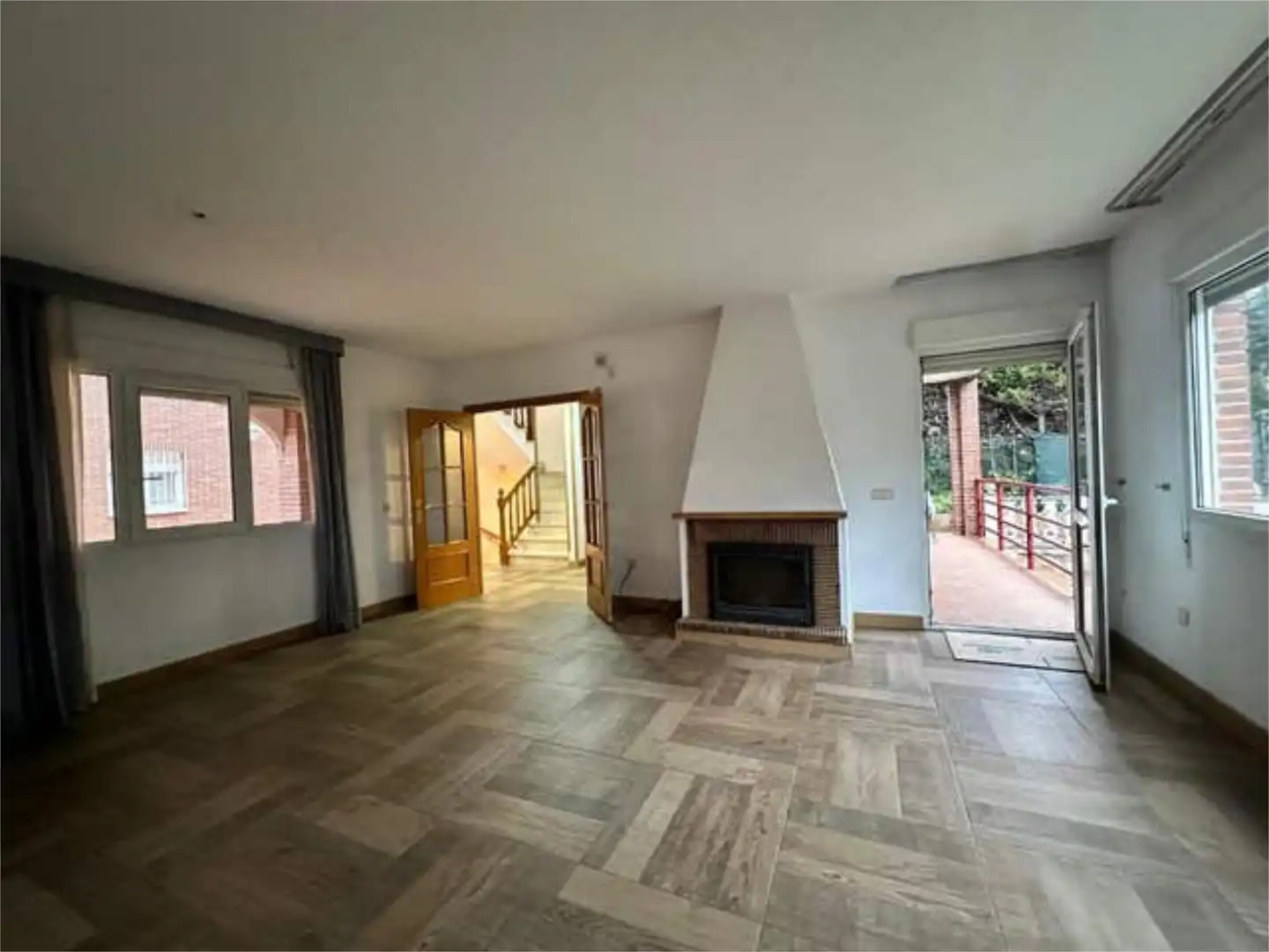 Sala d'estar de Casa adosada en venda en Torrelodones amb Terrassa i Piscina