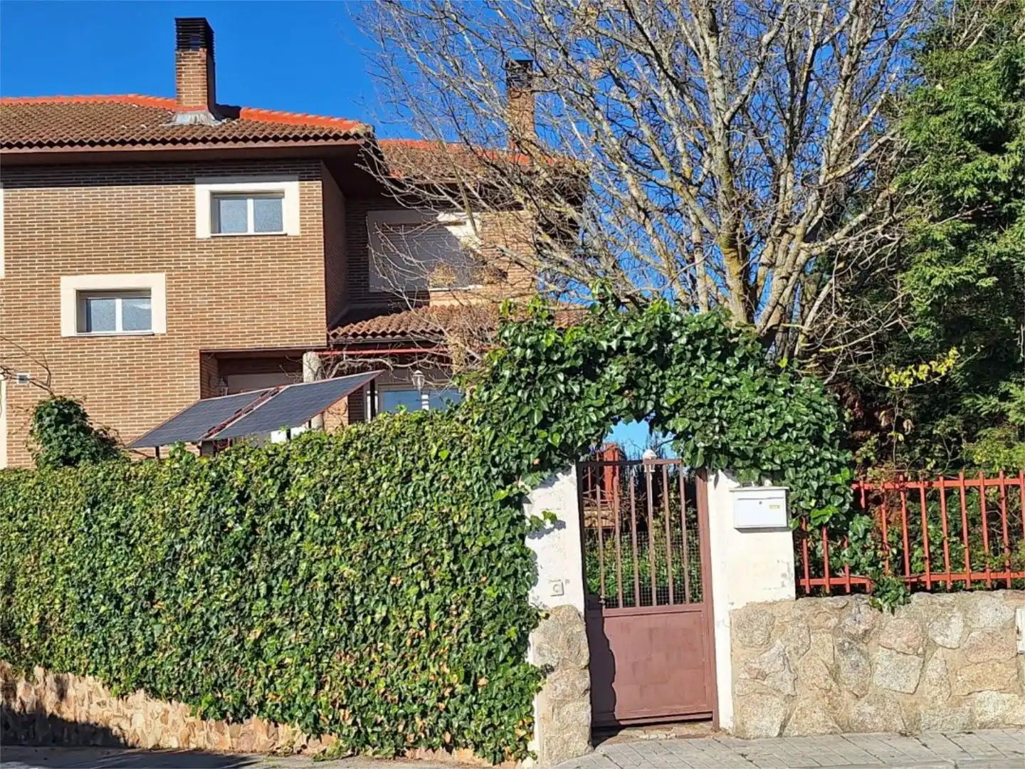 Vista exterior de Casa adosada en venta en Olías del Rey con Aire acondicionado, Terraza y Balcón