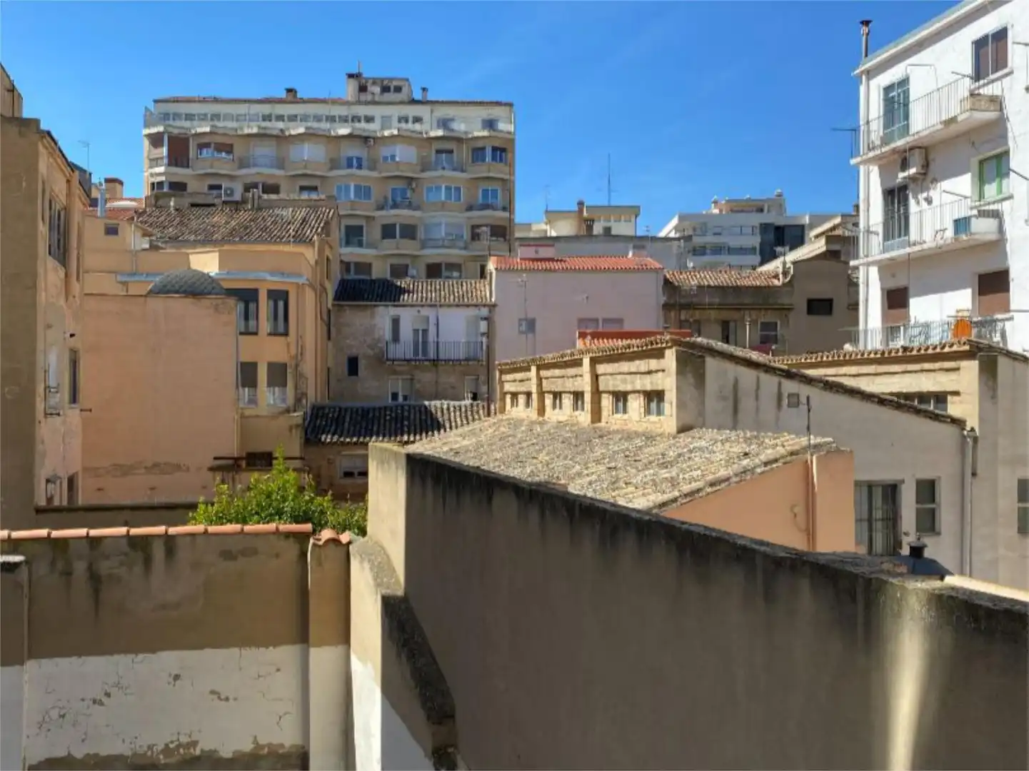 Außenansicht von Wohnung zum Verkauf in Tudela mit Klimaanlage und Balkon
