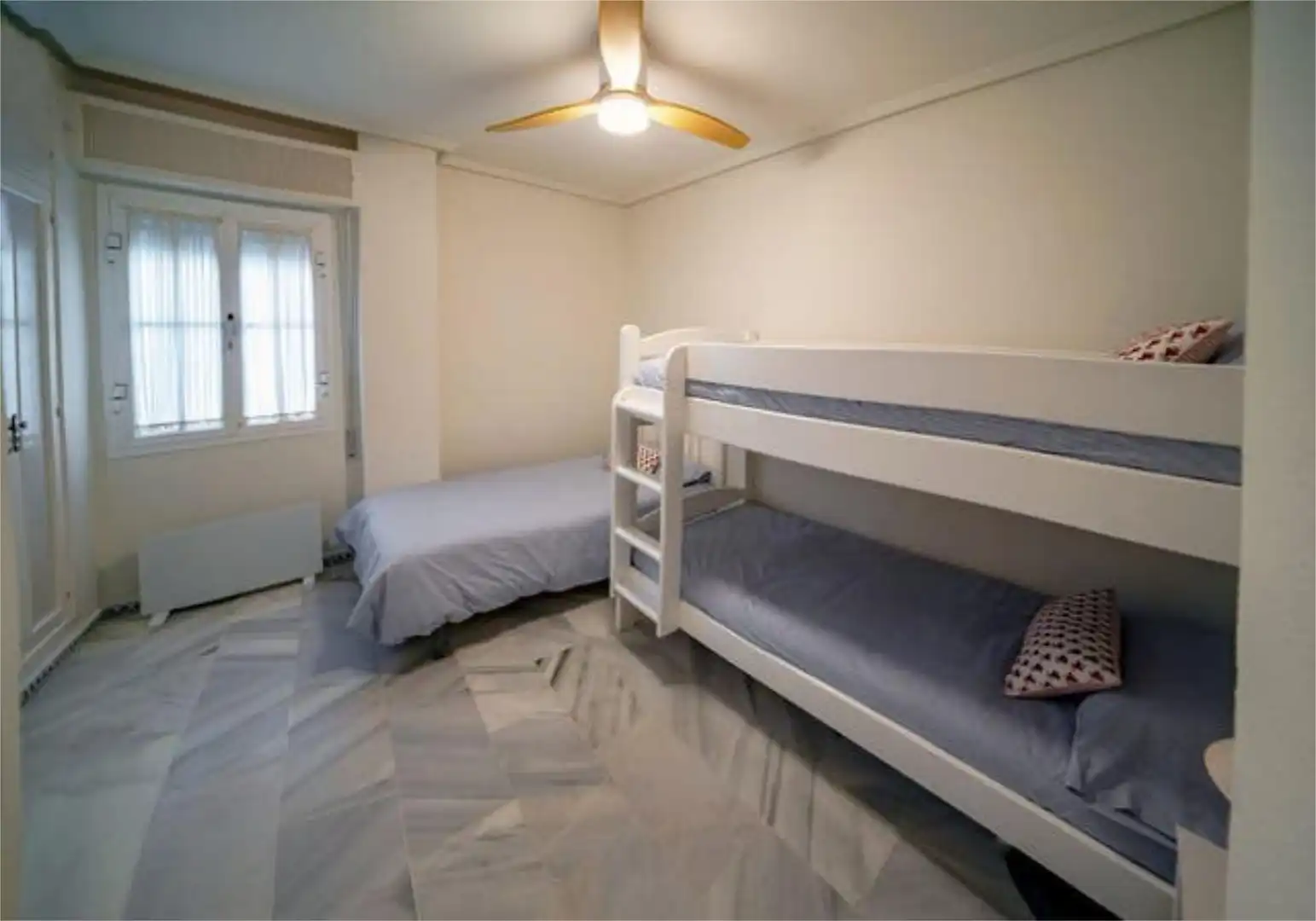 Piso de alquiler en La Barrosa Habitación de Piso de alquiler en Chiclana de la Frontera con Calefacción, Jardín privado y Terraza