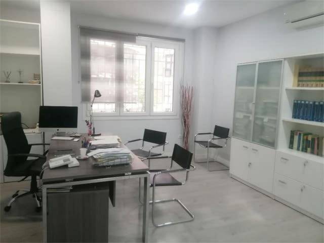 Local comercial en Alquiler en La Malagueta - Monte Sancha