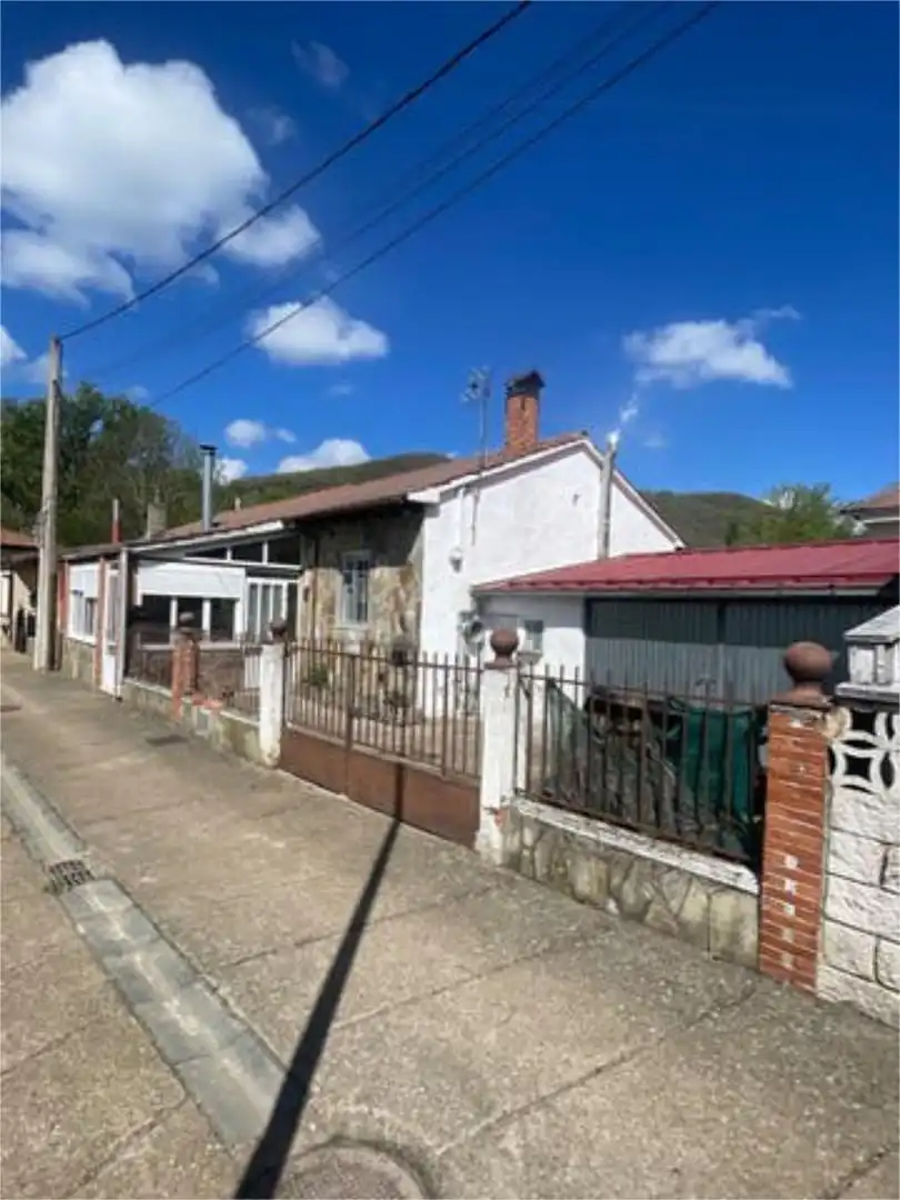 Vista exterior de Casa o xalet en venda en Matallana de Torío amb Terrassa