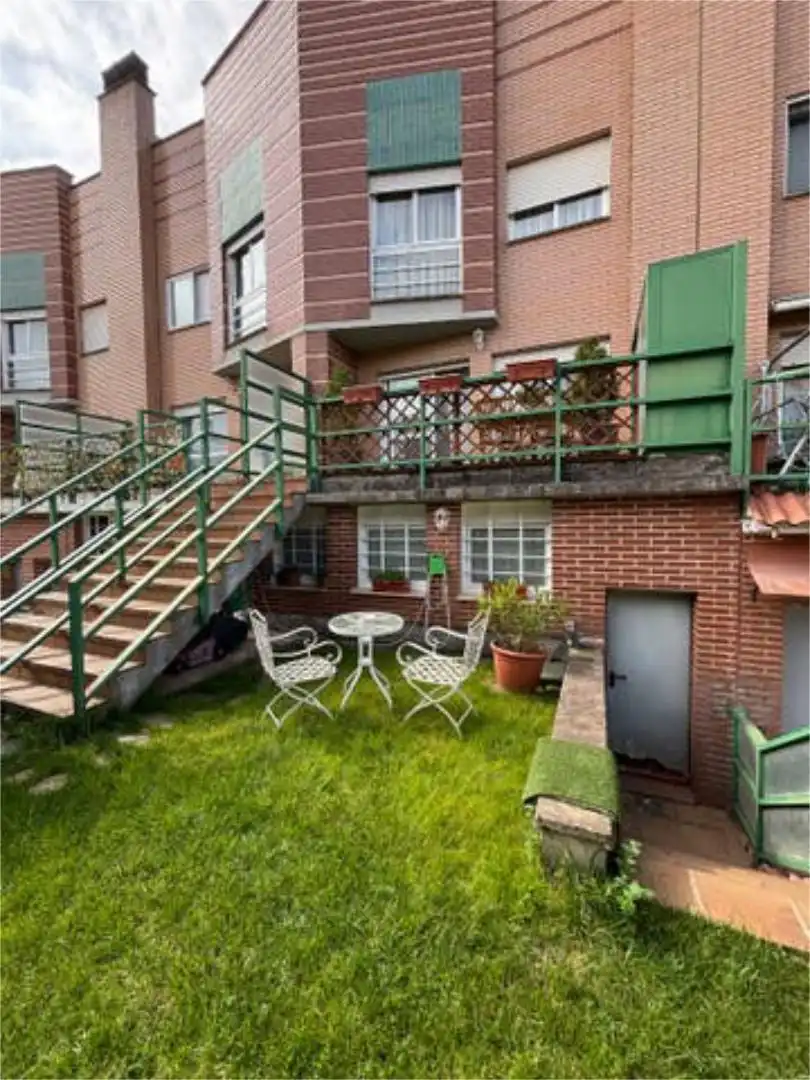 Einfamilien-Reihenhaus zum Verkauf in Villamediana de Iregua Terrasse von Einfamilien-Reihenhaus zum Verkauf in Villamediana de Iregua mit Terrasse und Schwimmbad