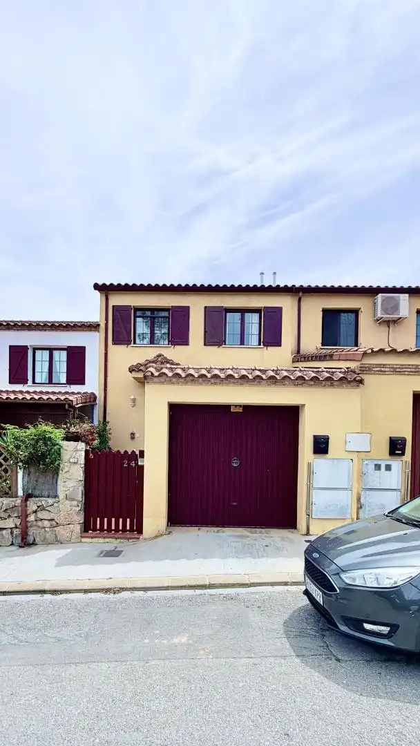 Vista exterior de Casa adosada en venta en Riba-roja de Túria con Calefacción, Jardín privado y Piscina