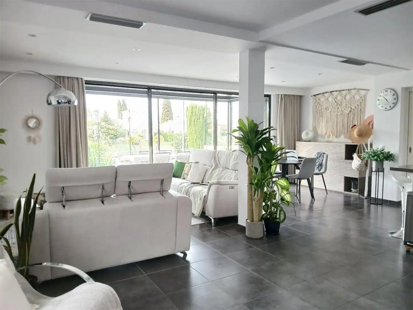 Casa o xalet en venda a Carrer del Garbi, 2b, Francolí - Freser - Noguera Sala d'estar de Casa o xalet en venda en Empuriabrava amb Aire condicionat, Terrassa i Piscina
