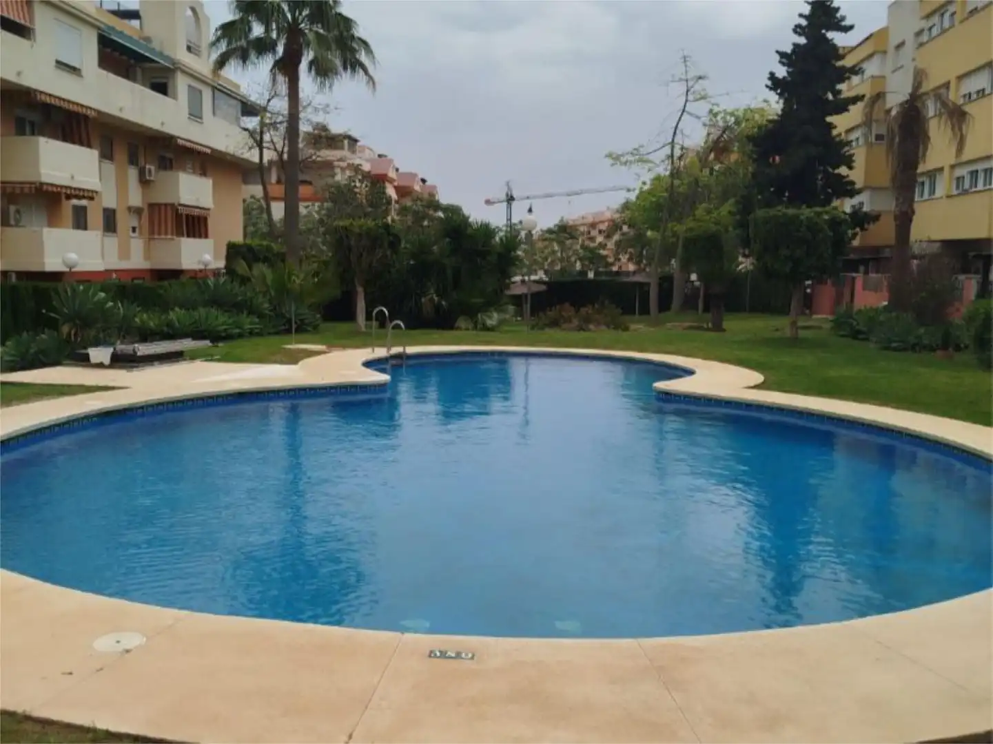 Piscina de Piso de alquiler en Estepona con Jardín privado, Terraza y Piscina
