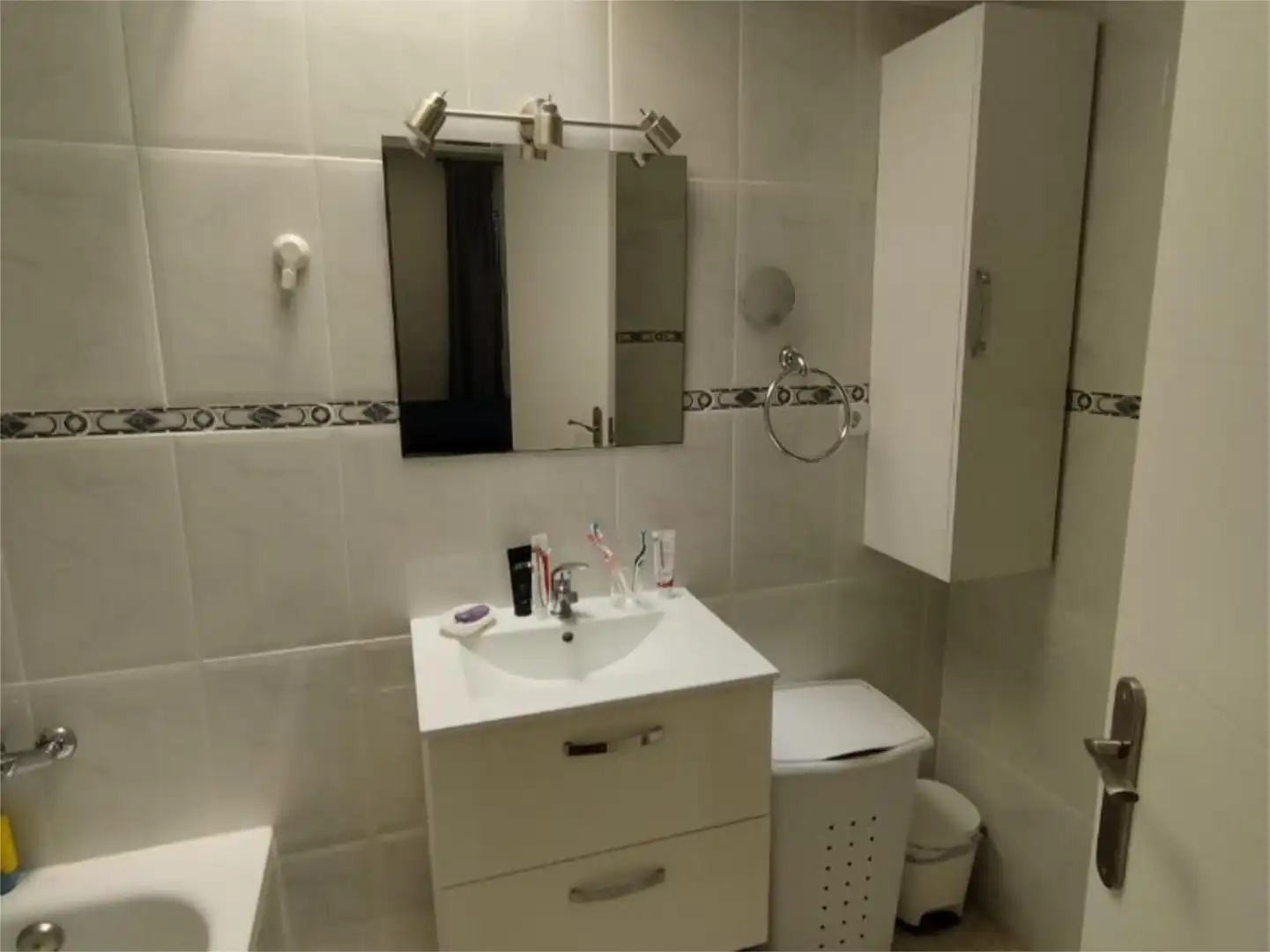 Houses for sale in Carrer Forcall, 16, Pueblo Español - Coveta Fumá Bathroom of Houses for sale in El Campello with Private garden, Terrace and Storage room