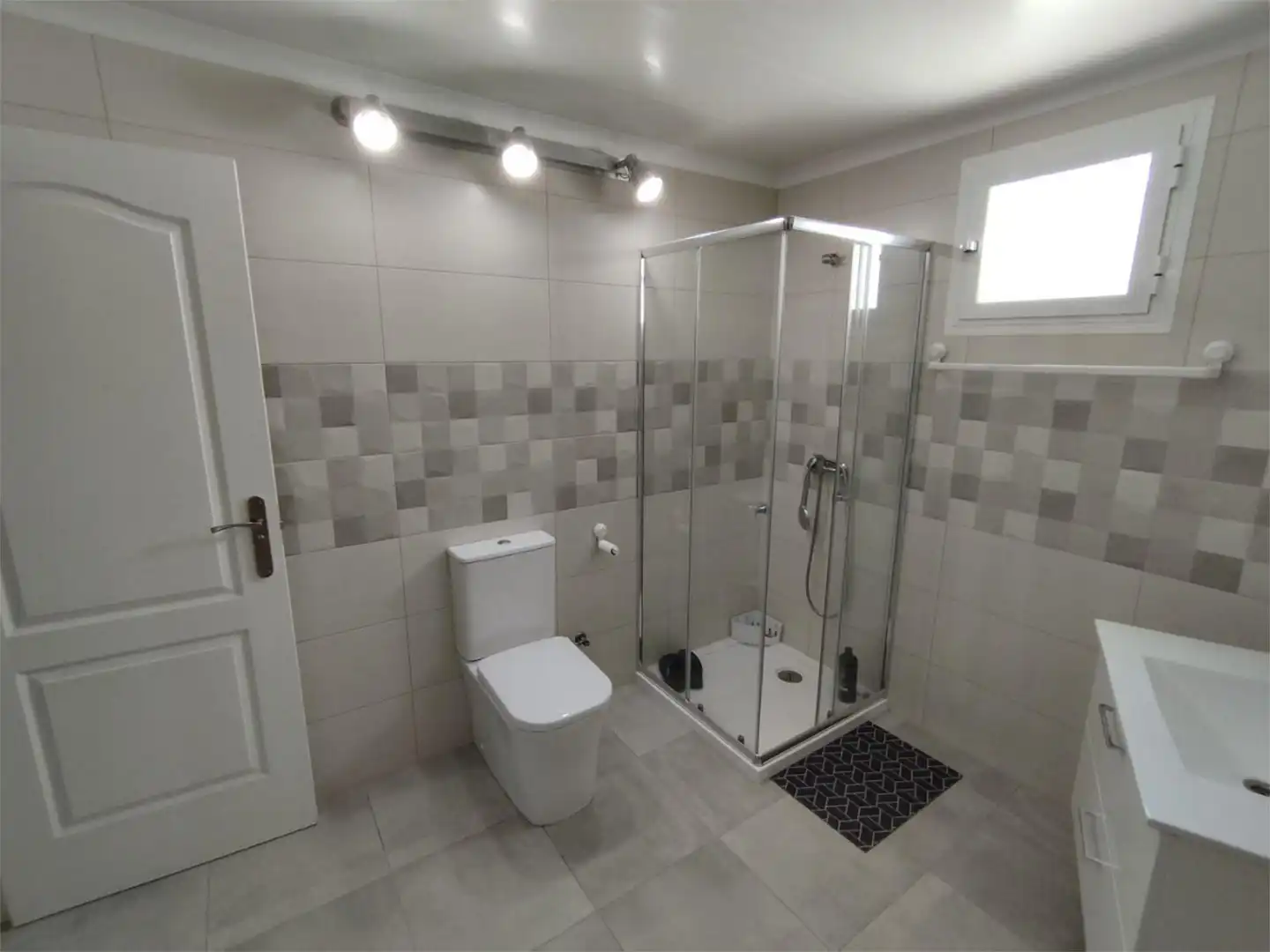 Houses for sale in Carrer Forcall, 16, Pueblo Español - Coveta Fumá Bathroom of Houses for sale in El Campello with Private garden, Terrace and Storage room