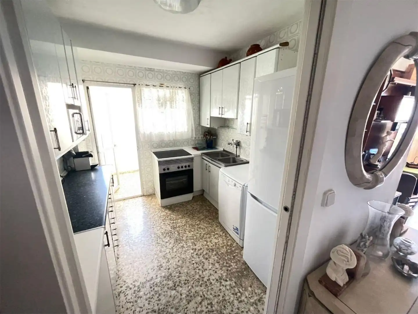 Piso en venta en Calle Vicente Blasco Ibáñez, 1, Los Jardines de Marbella - La Ermita Cocina de Piso en venta en Marbella con Terraza y Amueblado
