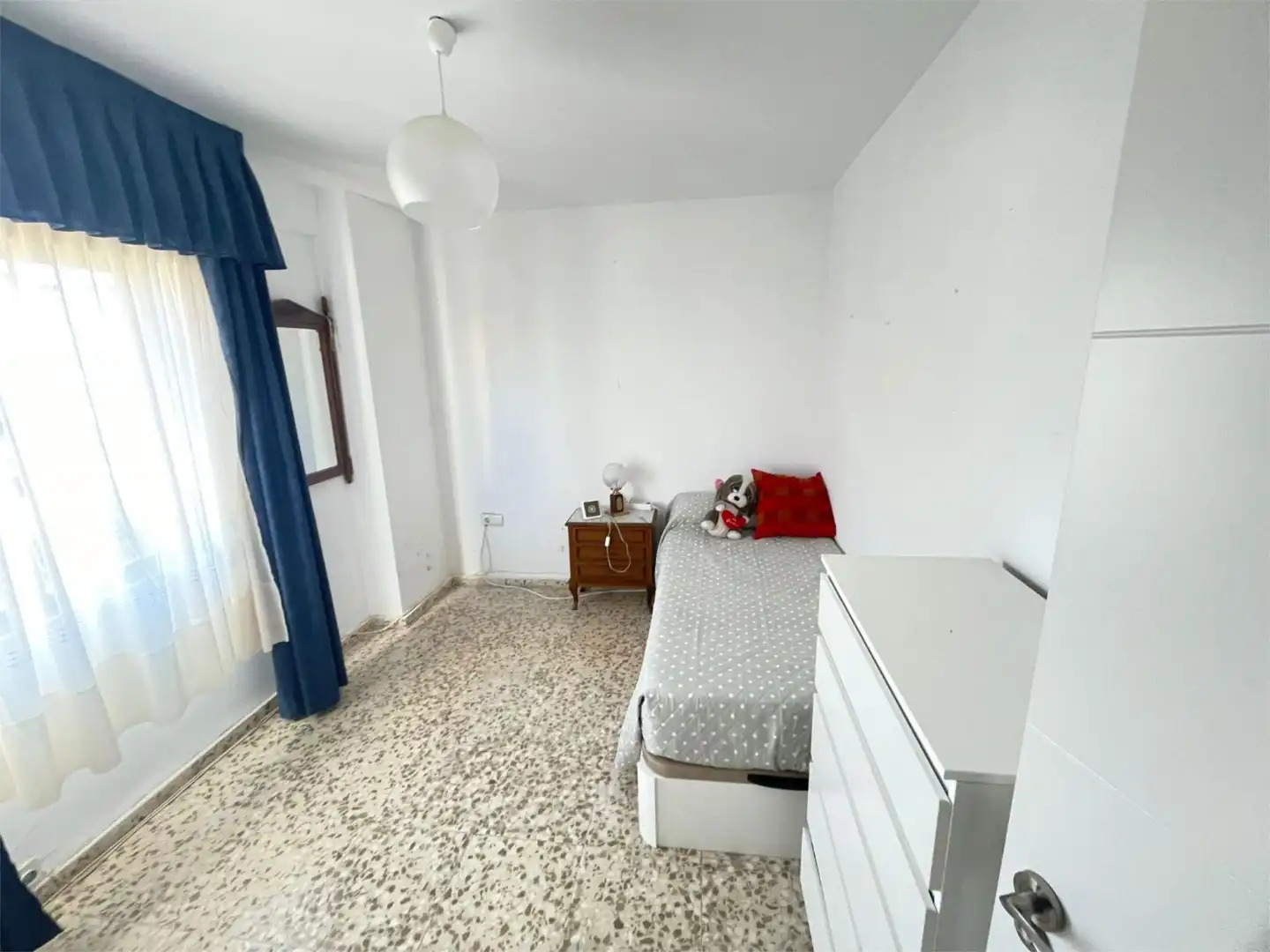 Piso en venta en Calle Vicente Blasco Ibáñez, 1, Los Jardines de Marbella - La Ermita Habitación de Piso en venta en Marbella con Terraza y Amueblado