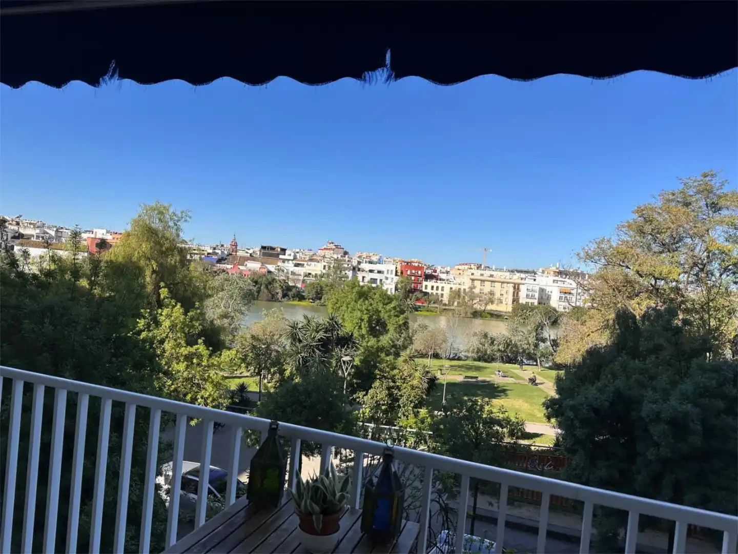 Vista exterior de Piso de alquiler en  Sevilla Capital con Aire acondicionado, Calefacción y Terraza