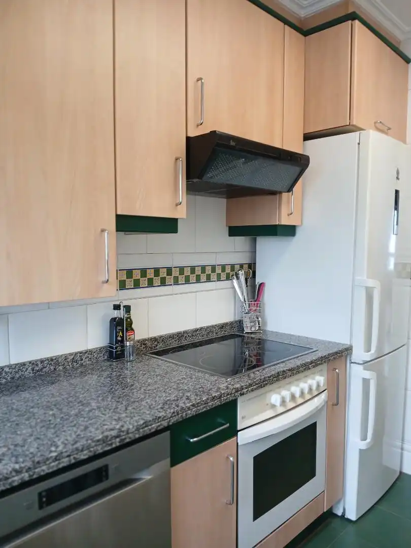 Piso en venta en Travesia Tartiere 2, 13, Lugones Cocina de Piso en venta en Siero con Calefacción, Parquet y Amueblado