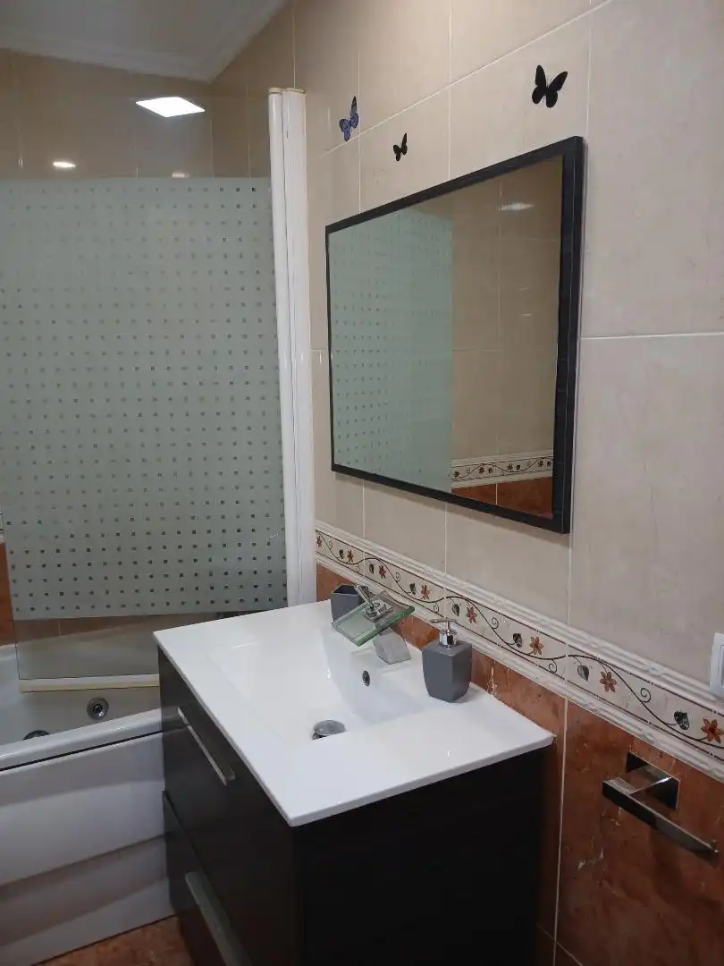 Piso en venta en Travesia Tartiere 2, 13, Lugones Baño de Piso en venta en Siero con Calefacción, Parquet y Amueblado