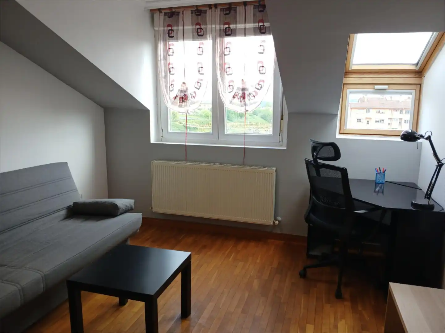 Piso en venta en Travesia Tartiere 2, 13, Lugones Sala de estar de Piso en venta en Siero con Calefacción, Parquet y Amueblado