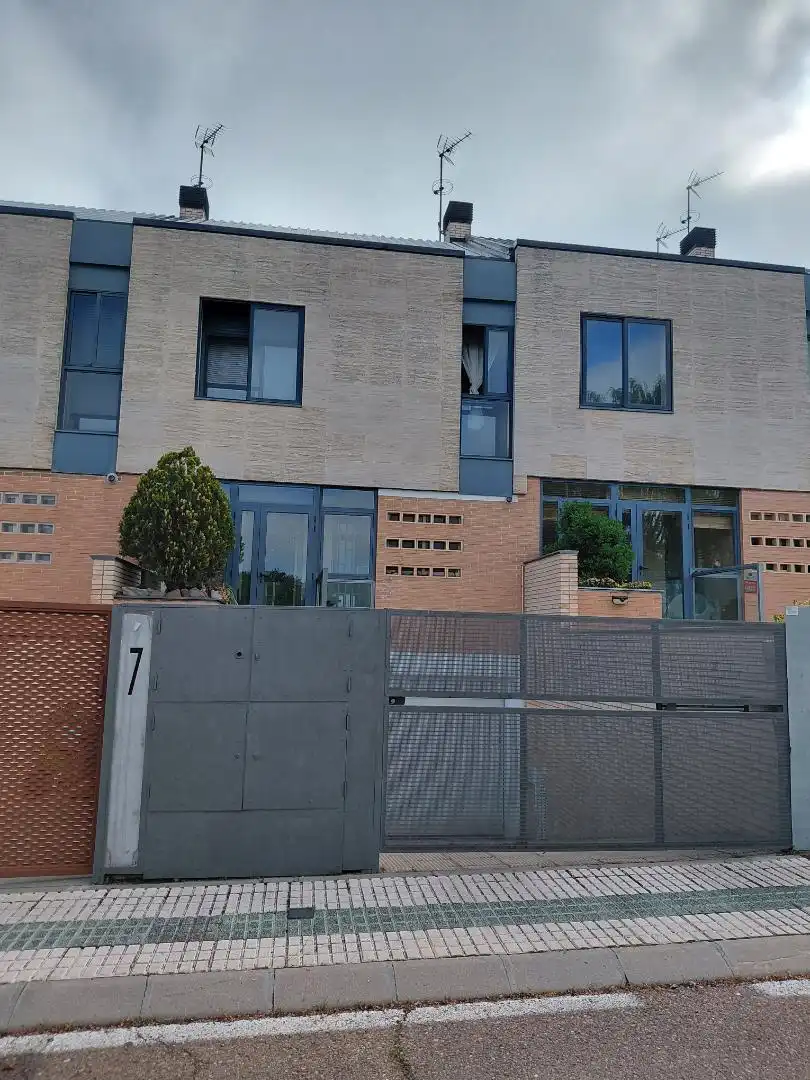 Außenansicht von Einfamilien-Reihenhaus zum Verkauf in Villares de la Reina mit Heizung, Privatgarten und Möbliert