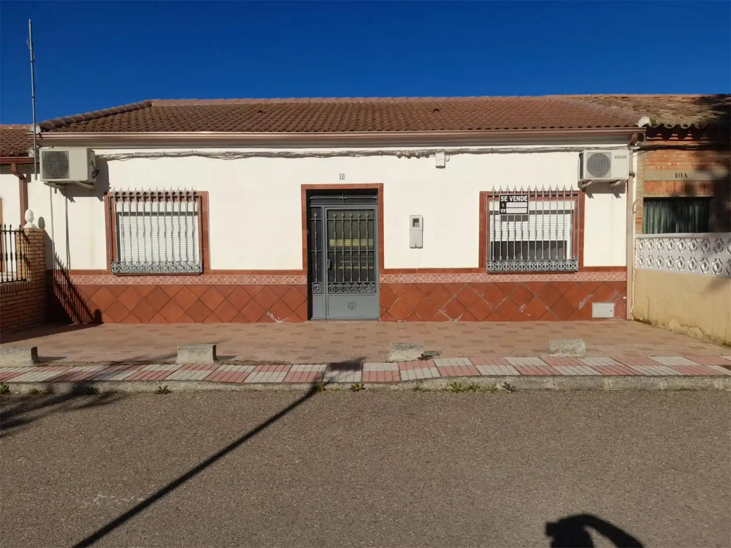 Vista exterior de Casa adosada en venda en Mengíbar amb Aire condicionat i Moblat
