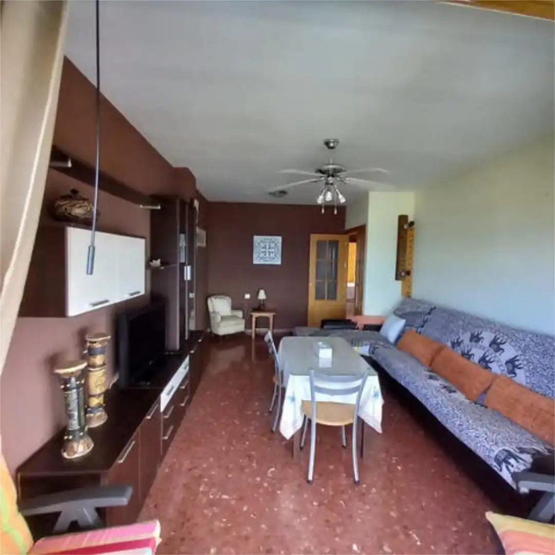 Piso de alquiler en La Mamola Sala de estar de Piso de alquiler en Polopos con Terraza y Amueblado