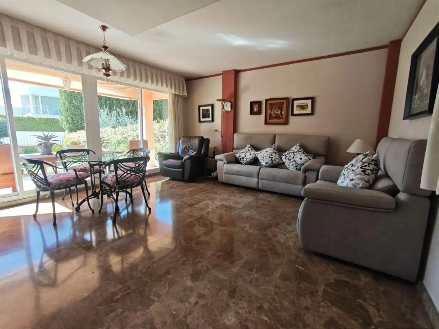 Houses for sale in Avenida de la Ilustración, 17, Zaragoza Capital Living room of Houses for sale in Zaragoza Capital with Air Conditioner, Terrace and Swimming Pool
