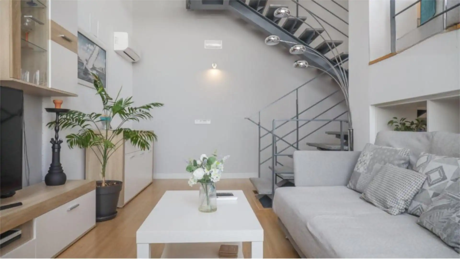 Living room of Lofts for rent in  Madrid Capital  with Air Conditioner, Private garden and Parquet flooring