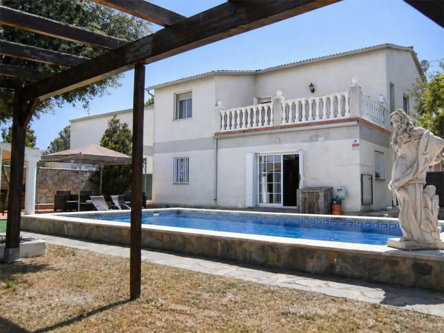 Vista exterior de Casa o xalet en venda en La Bisbal del Penedès amb Aire condicionat, Terrassa i Piscina