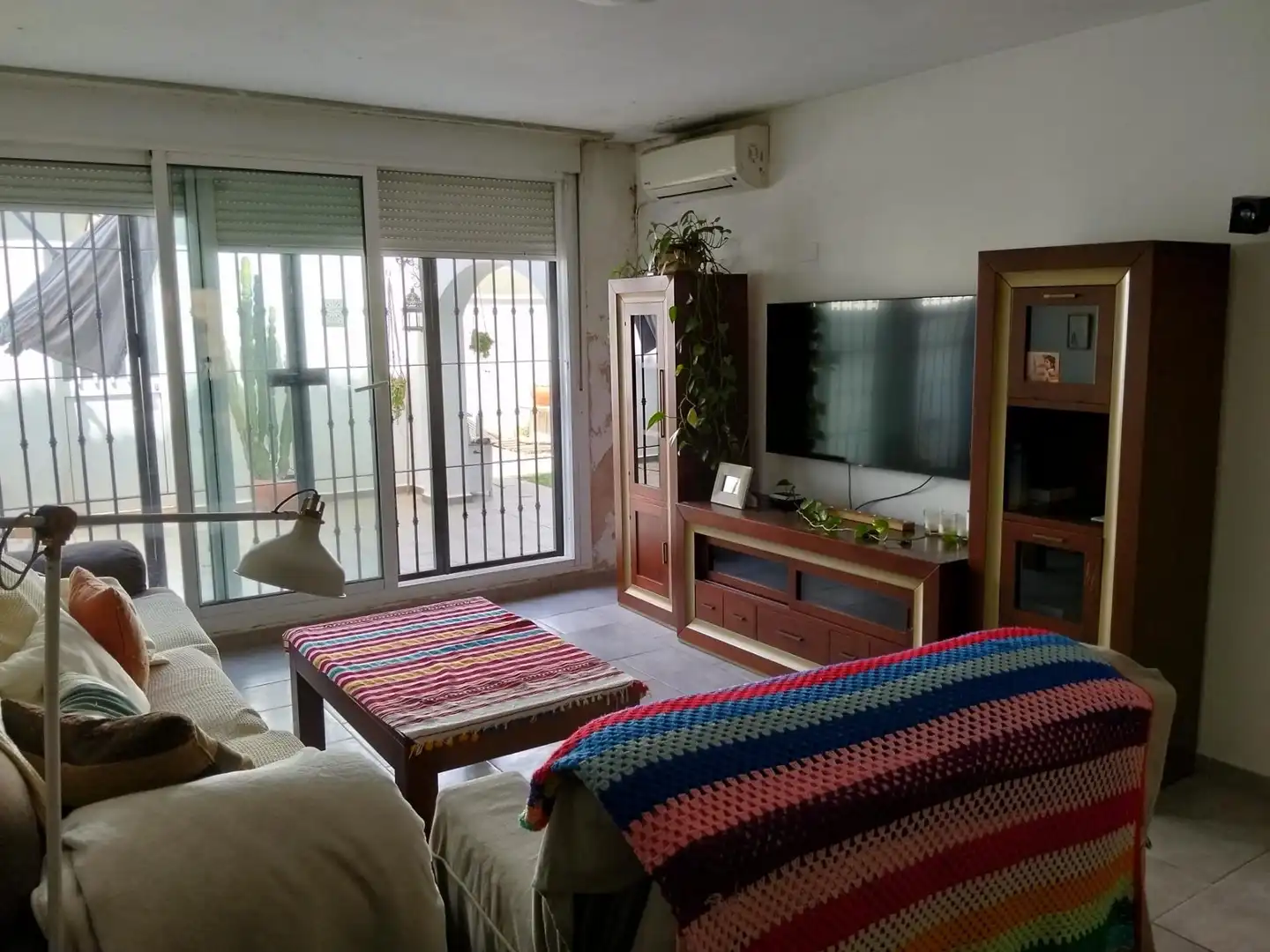 Casa adosada en venda a Calle Fragata, 3a, San García Sala d'estar de Casa adosada en venda en Algeciras amb Aire condicionat
