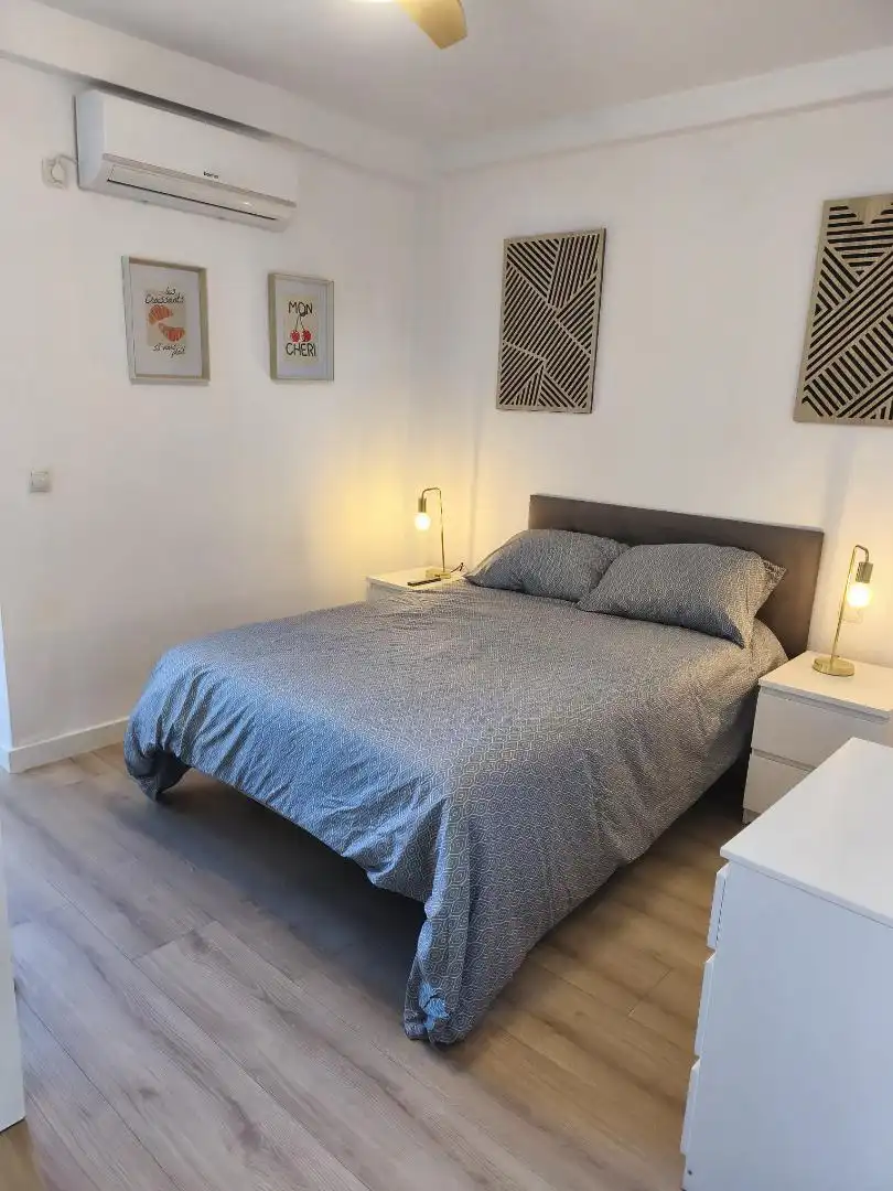 Dormitori de Pis per a compartir en  Sevilla Capital amb Aire condicionat, Parquet i Moblat