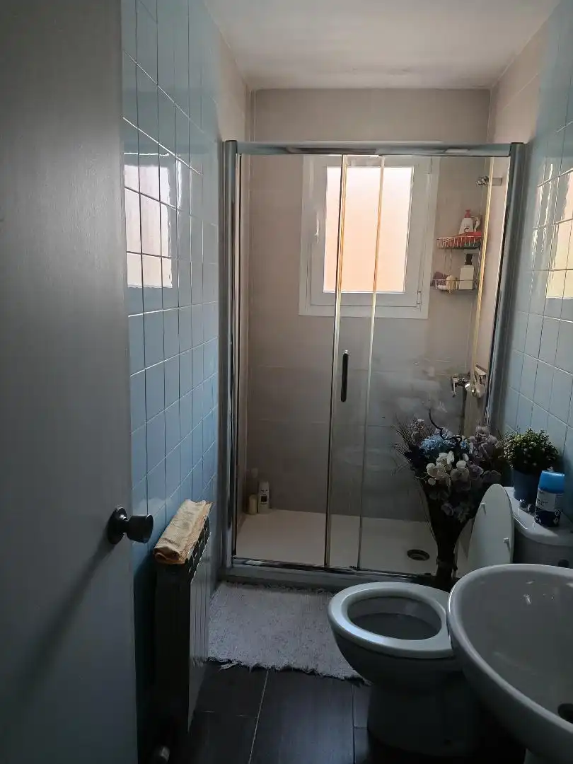 Baño de Apartamento de alquiler en  Madrid Capital con Terraza, Lavadora y Microondas
