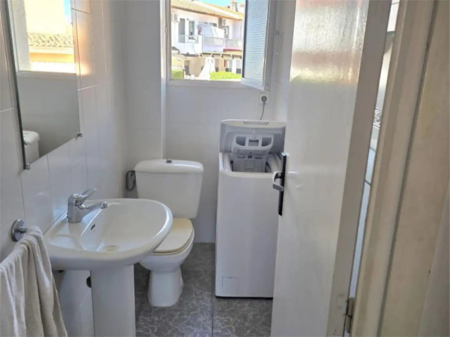 Piso en venta en Calle del Puerto, 6, Islas Menores - Mar de Cristal Baño de Piso en venta en Cartagena con Terraza y Amueblado