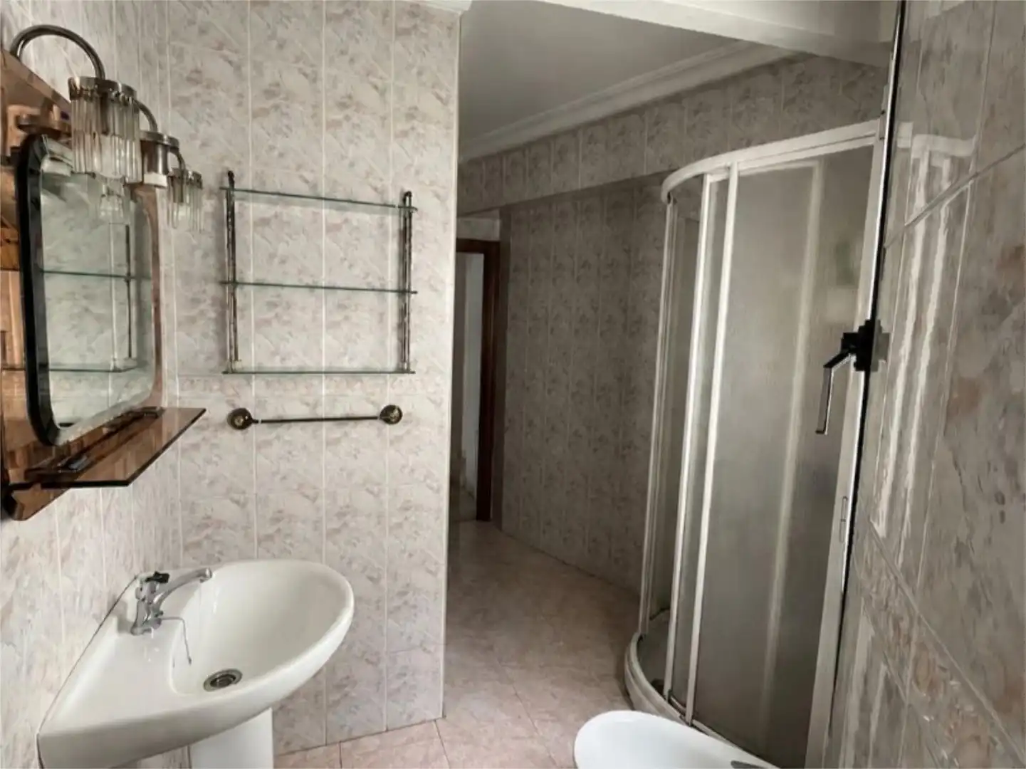 Flat for rent in Avenida de Ramón y Cajal, 2, El Plantinar – Avda. La Paz - El Juncal Bathroom of Flat for rent in Sevilla with Air Conditioner, Furnished and Community parking