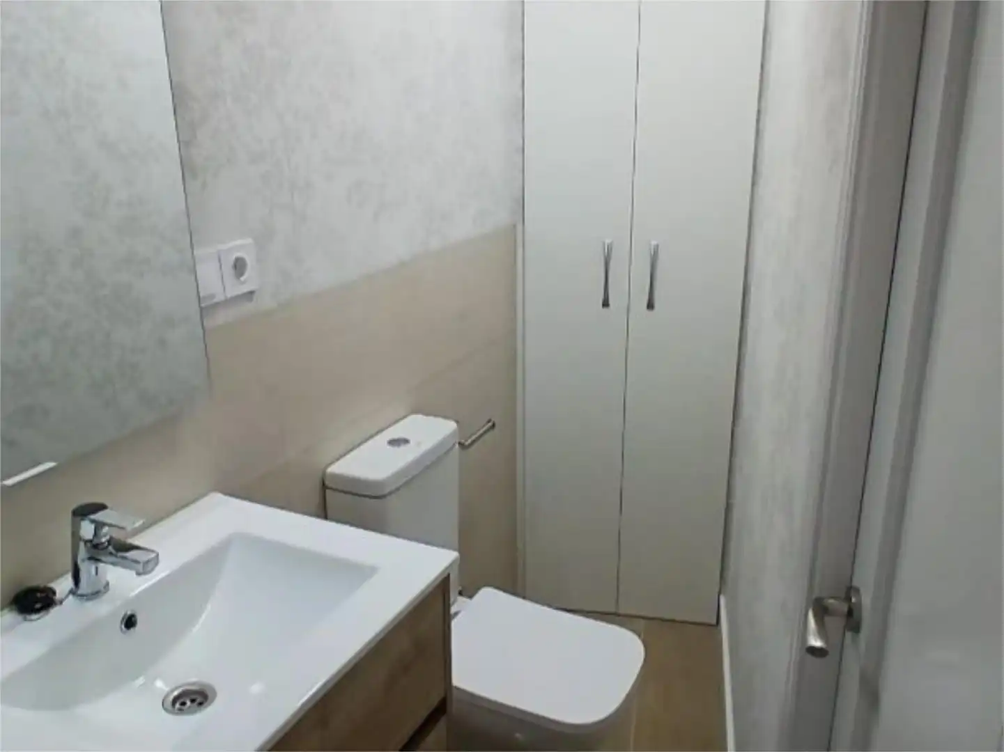 Baño de Apartamento de alquiler en Jaén con Aire acondicionado, Calefacción y Terraza