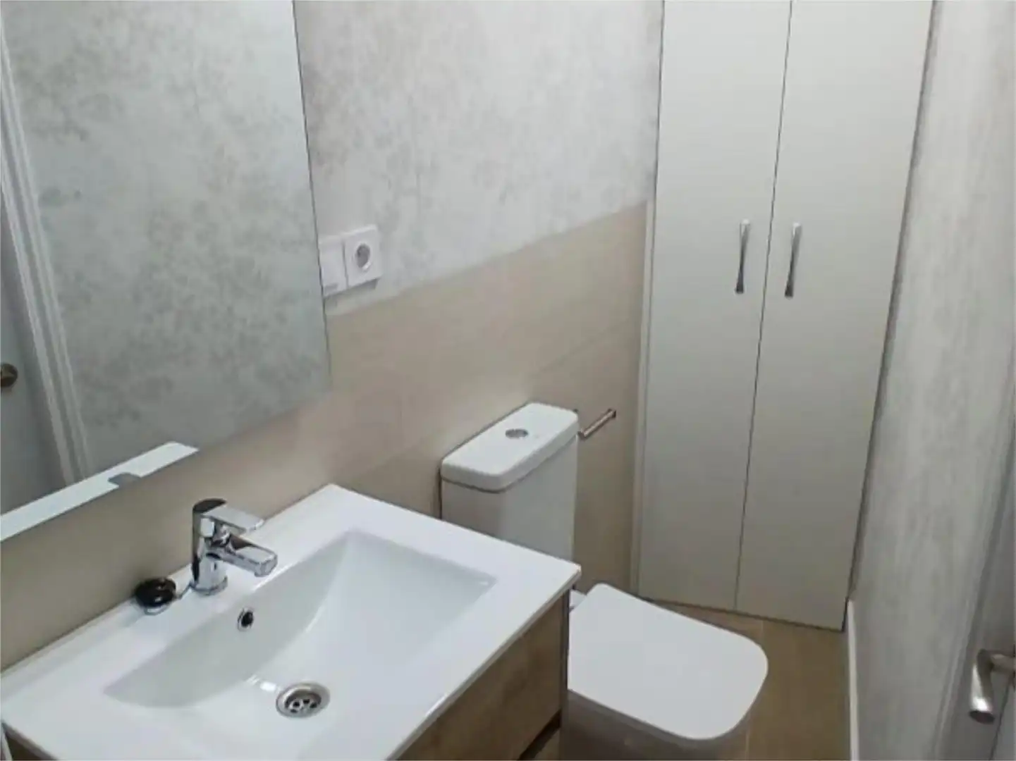 Baño de Apartamento de alquiler en Jaén con Aire acondicionado, Calefacción y Terraza
