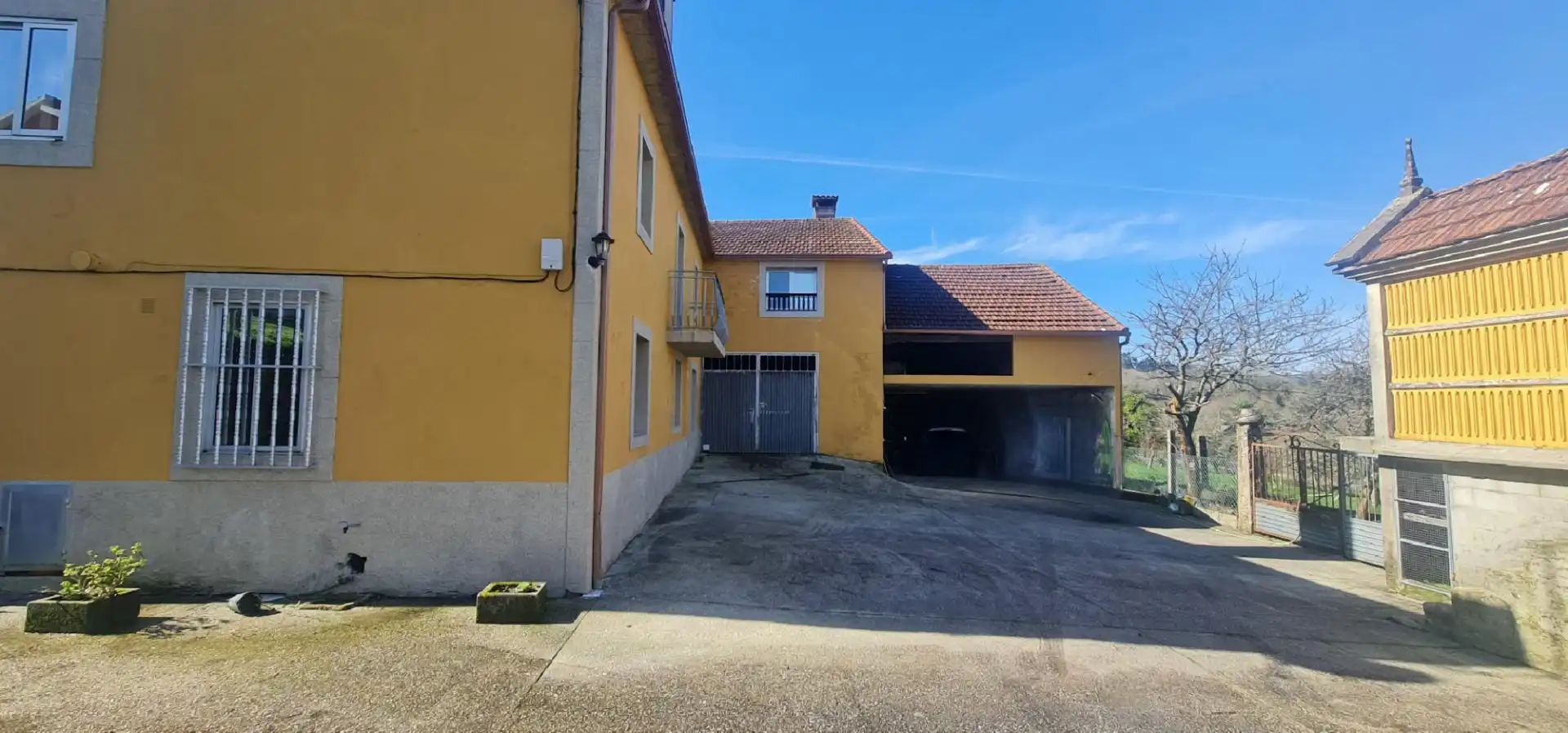 Vista exterior de Casa o xalet en venda en A Estrada  amb Calefacció, Jardí privat i Parquet