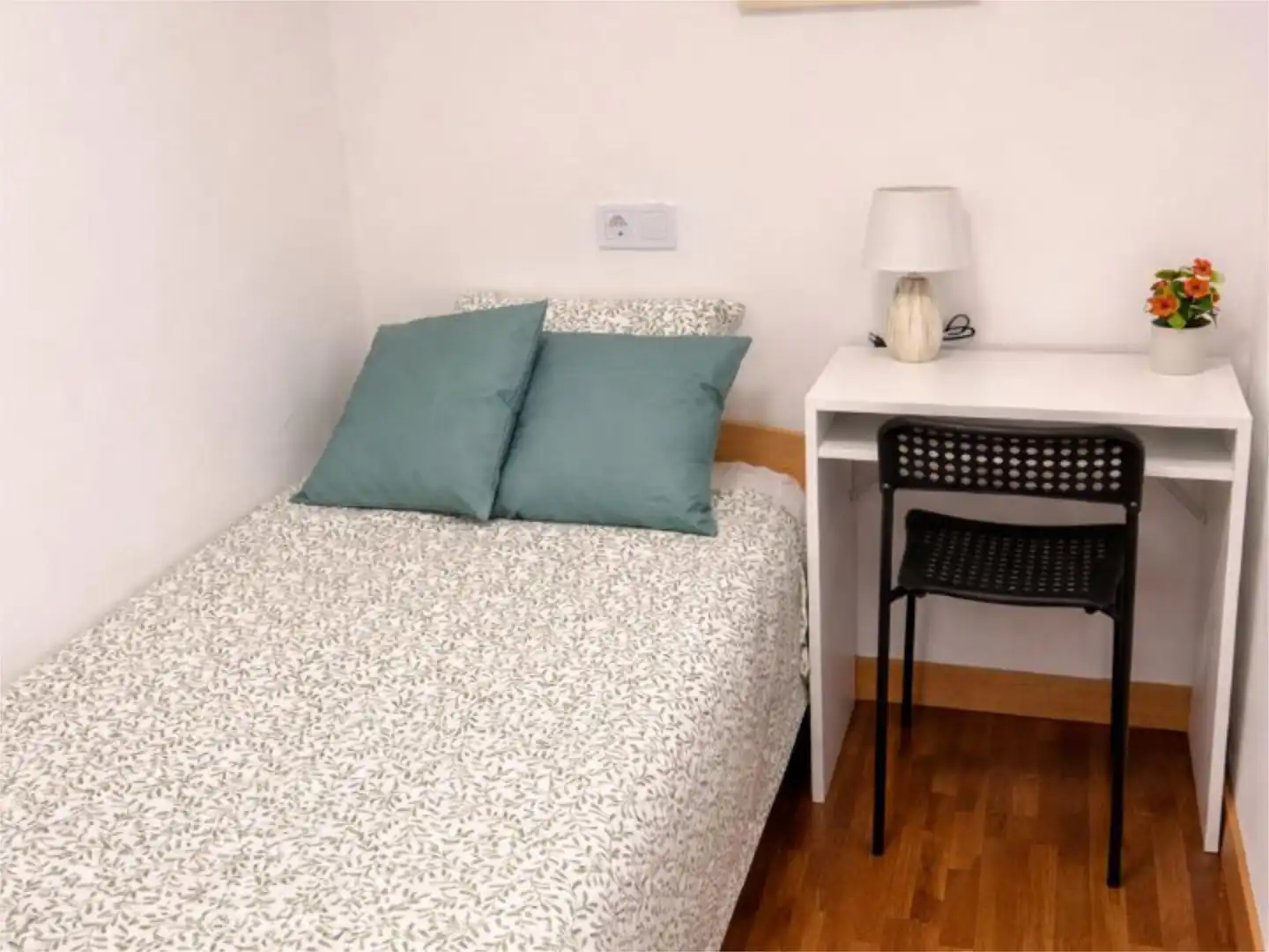 Habitación de Piso para compartir en  Madrid Capital con Calefacción, Parquet y Amueblado