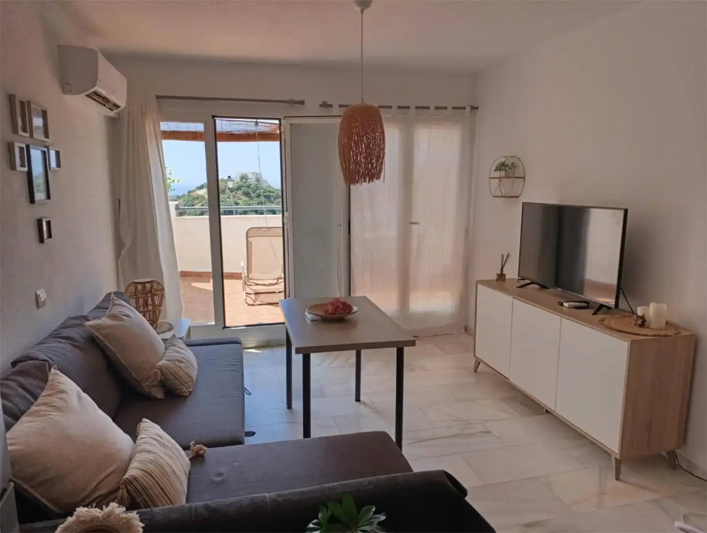 Sala d'estar de Dúplex de lloguer en Estepona amb Aire condicionat, Calefacció i Jardí privat