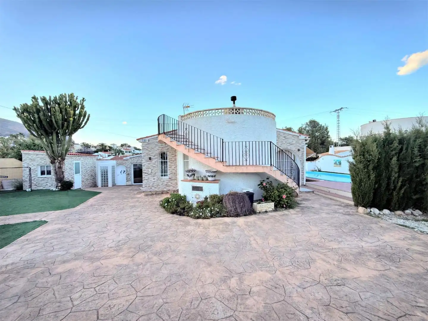 Vista exterior de Casa o xalet en venda en La Nucia amb Aire condicionat, Terrassa i Piscina