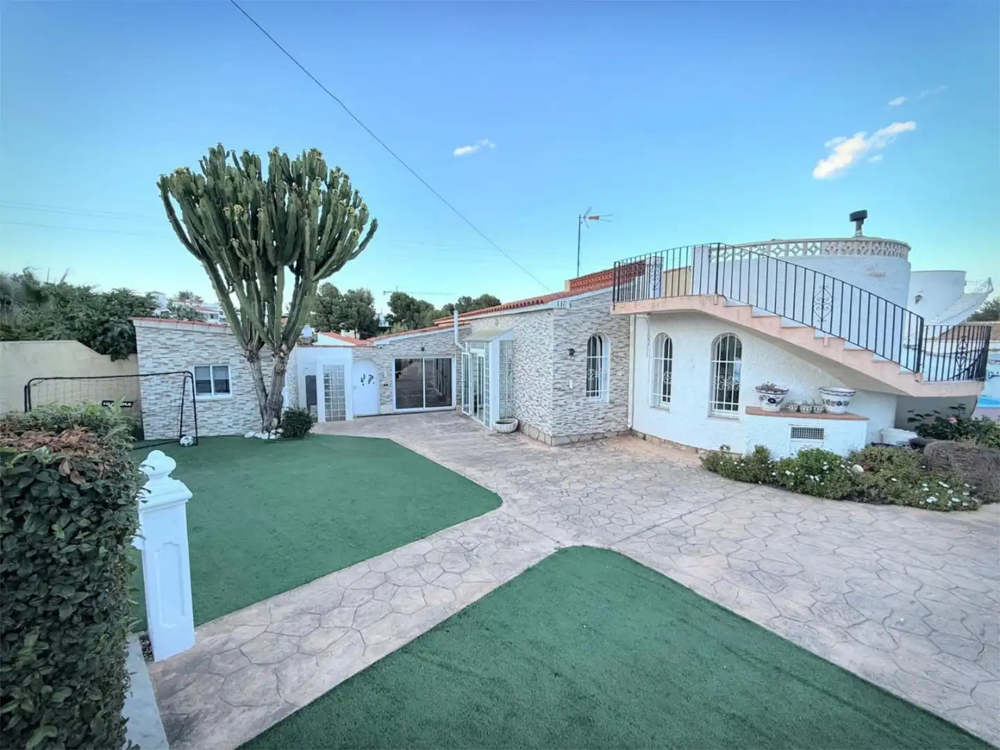 Vista exterior de Casa o chalet en venta en La Nucia con Aire acondicionado, Calefacción y Jardín privado