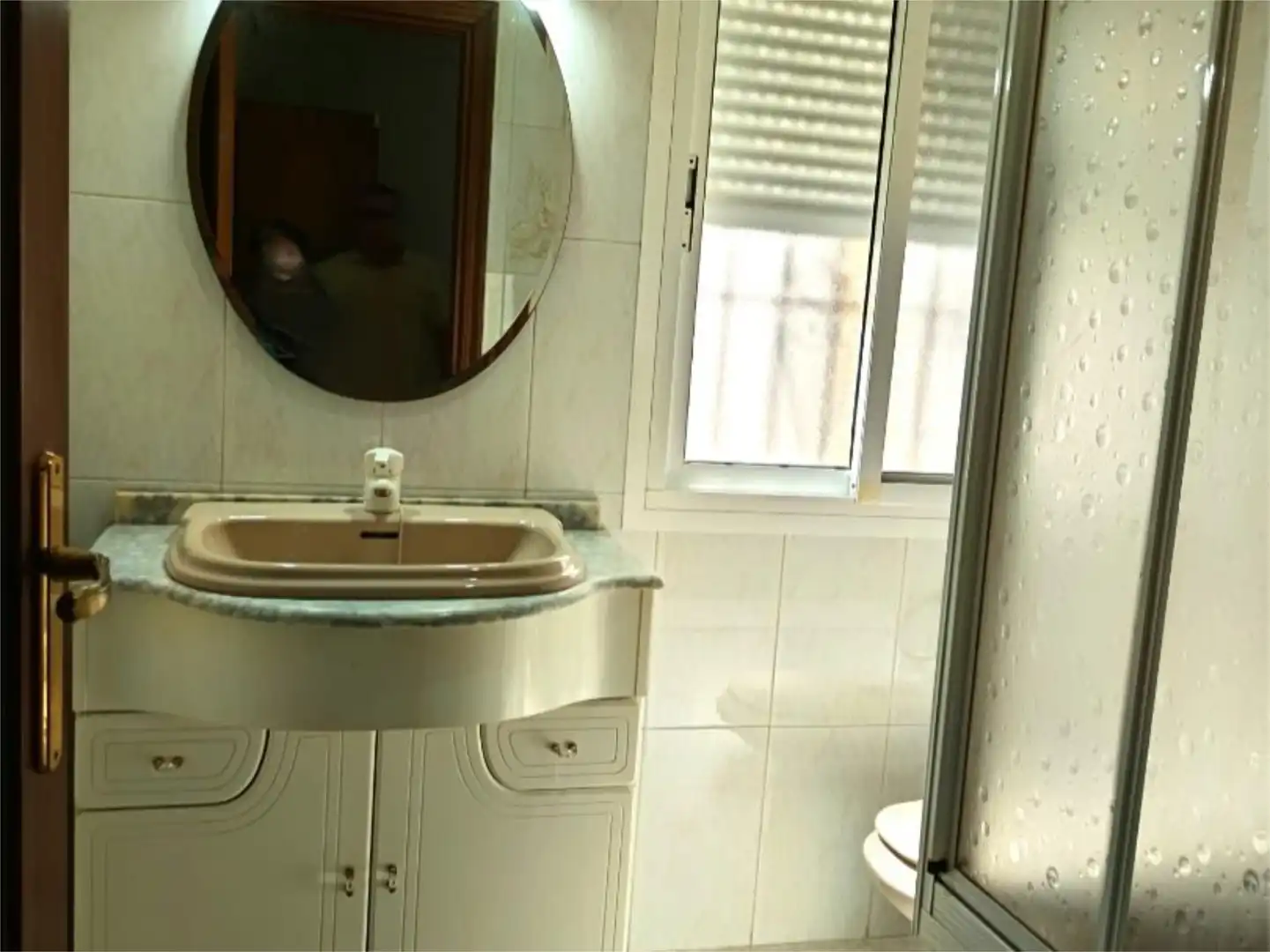 Bathroom of Flat for sale in Sevilla  with Air Conditioner, Terrace and Furnished