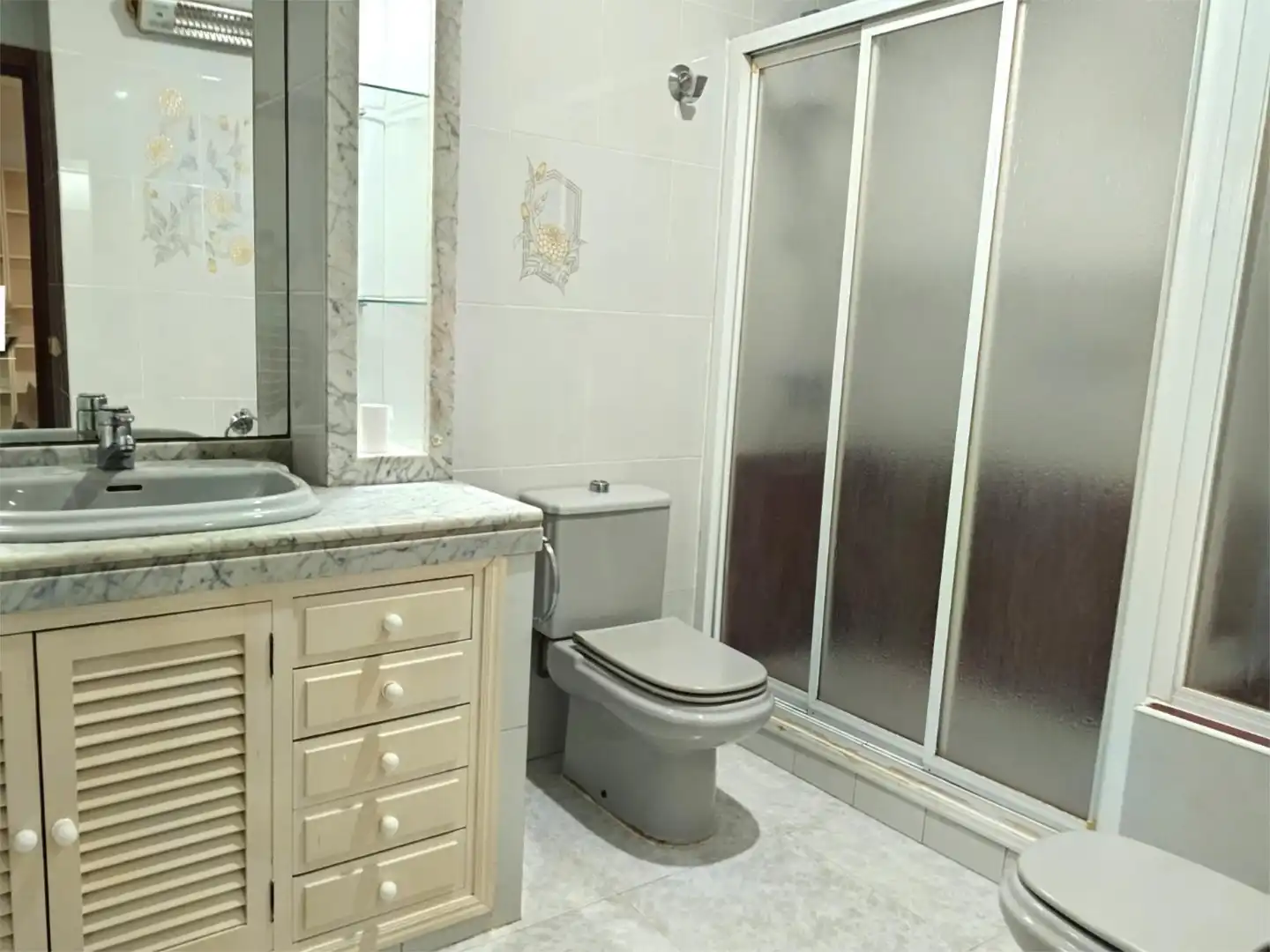 Bathroom of Flat for sale in Sevilla  with Air Conditioner, Terrace and Furnished
