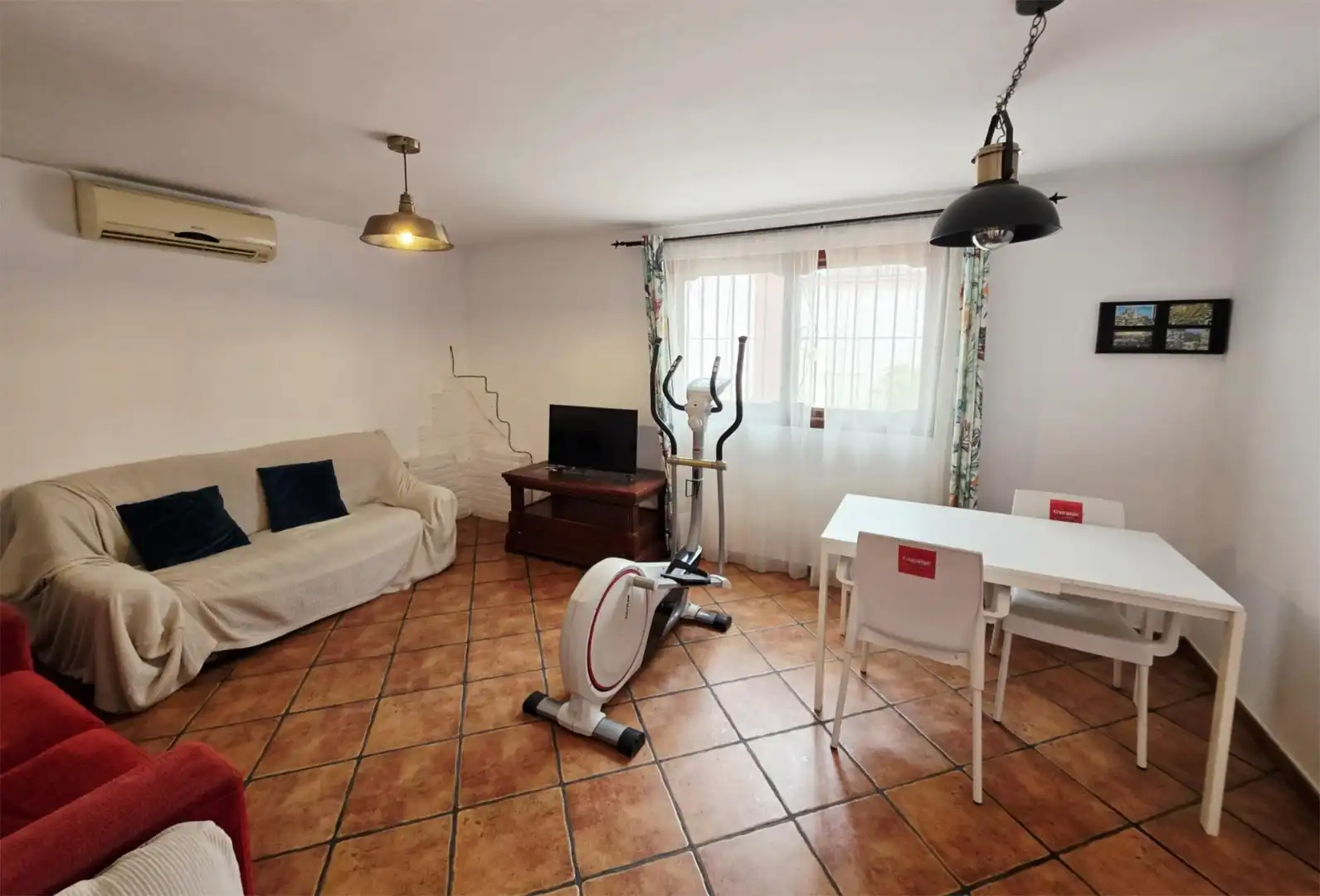 Casa o xalet en venda a Terreno UR-14 Rosilla Cerrocampoy, 111, Los Pacos Sala d'estar de Casa o xalet en venda en Fuengirola amb Aire condicionat, Calefacció i Terrassa