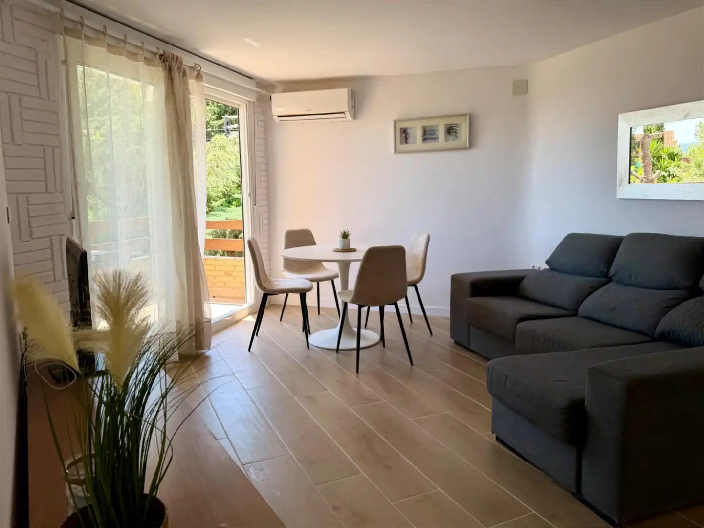 Living room of Flat for rent in Chiva  with Air Conditioner, Swimming Pool and Furnished