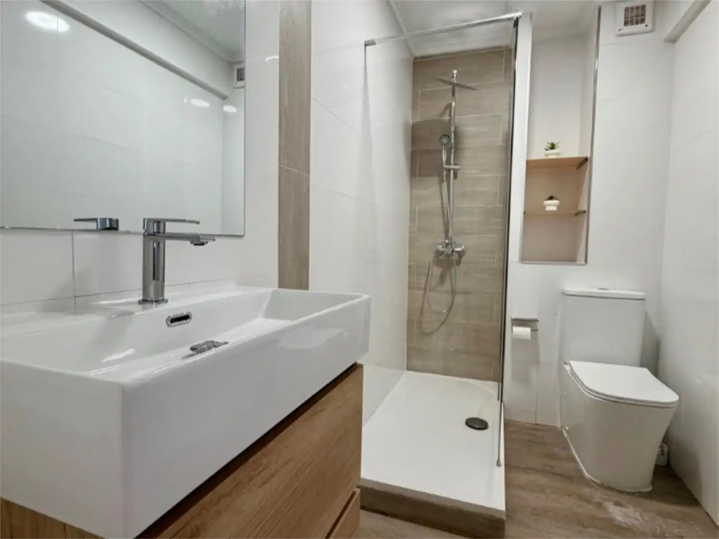 Flat for rent in Calle Esmeralda, 240, Las Pedrizas Bathroom of Flat for rent in Chiva with Air Conditioner, Swimming Pool and Furnished