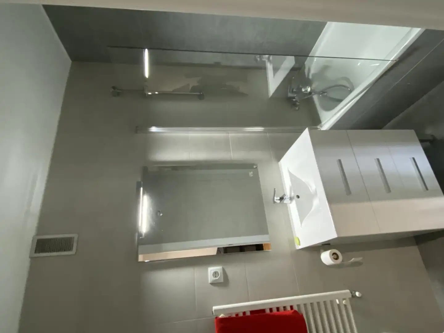 Flat for rent in Calle del Balandro, 3, Alameda de Osuna Bathroom of Flat for rent in Madrid with Air Conditioner, Heating and Private garden