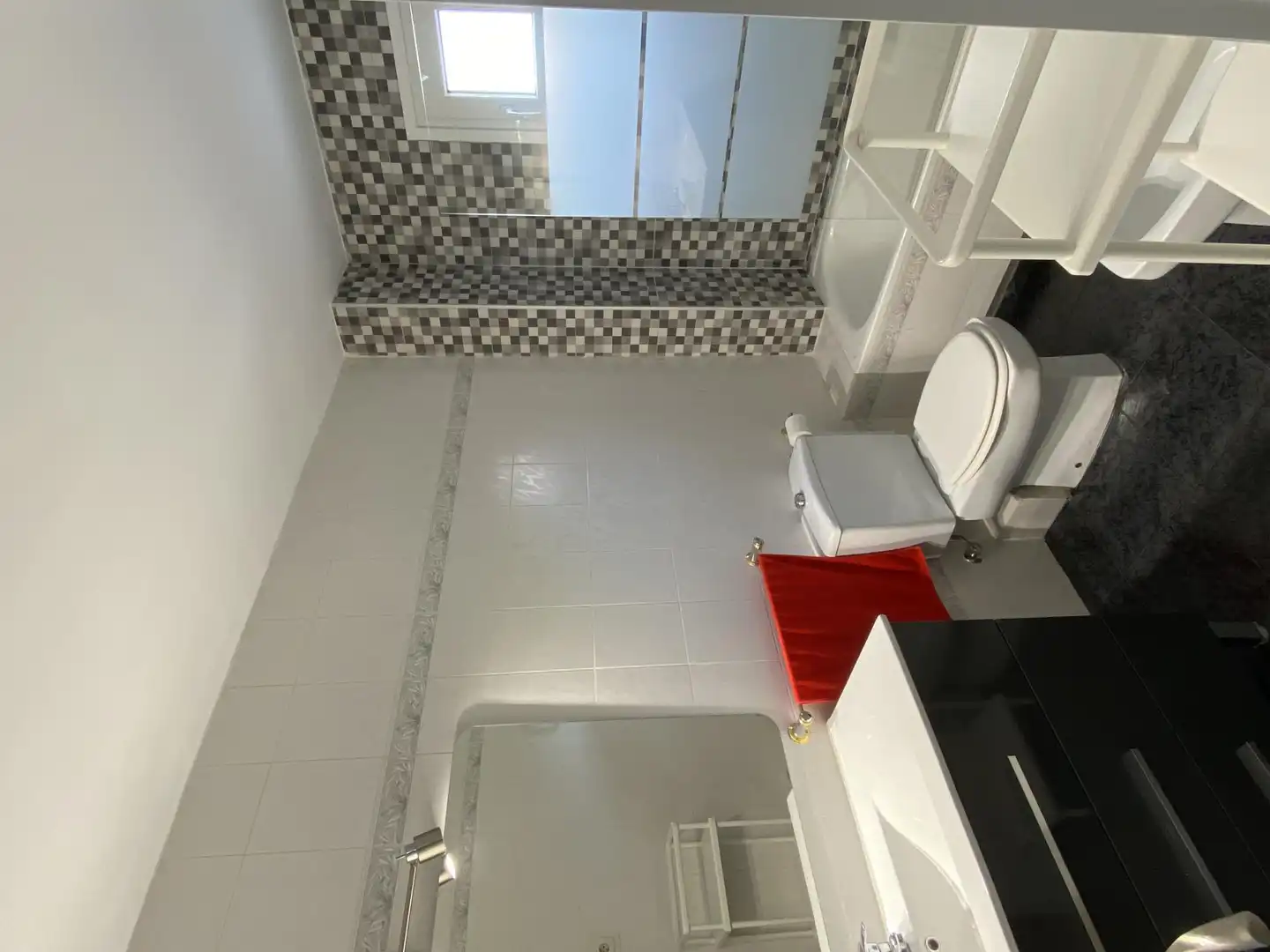 Flat for rent in Calle del Balandro, 3, Alameda de Osuna Bathroom of Flat for rent in Madrid with Air Conditioner, Heating and Private garden