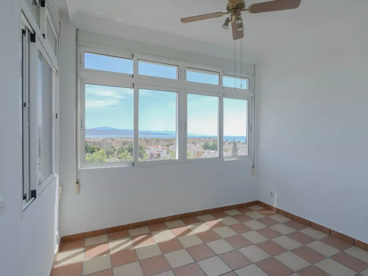 Piso en venta en Guadalmar Habitación de Piso en venta en Málaga Capital con Aire acondicionado, Terraza y Piscina