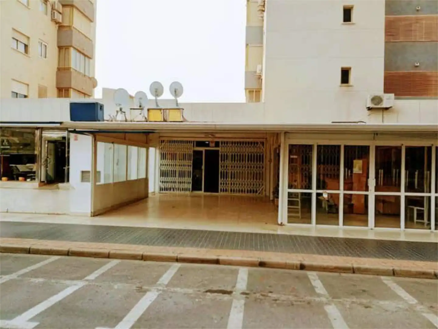 Local de lloguer a Juzgados - Plaza de Toros Vista exterior de Local de lloguer en Benidorm amb Aire condicionat