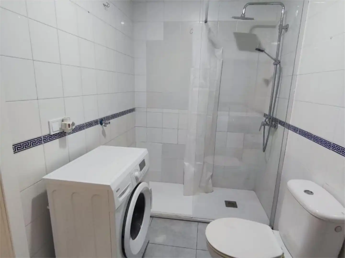 Badezimmer von Wohnungen zur Miete in Sevilla mit Klimaanlage