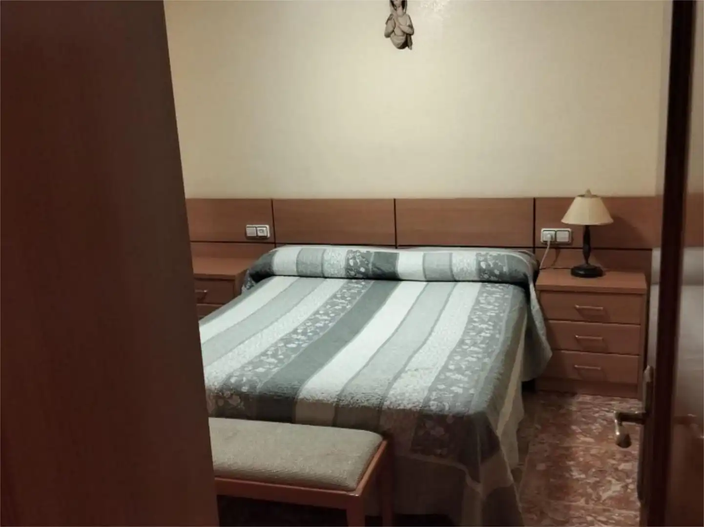 Schlafzimmer von Wohnung zum Verkauf in Otos mit Klimaanlage, Heizung und Privatgarten